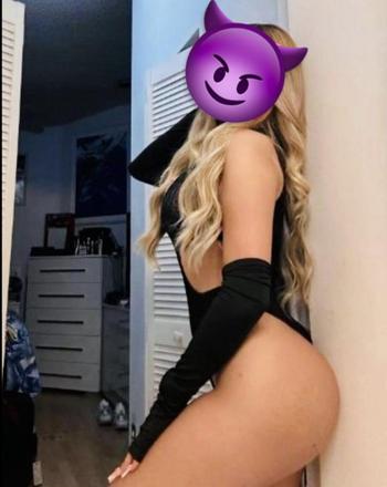Natalie, 25  female escort, Knoxville